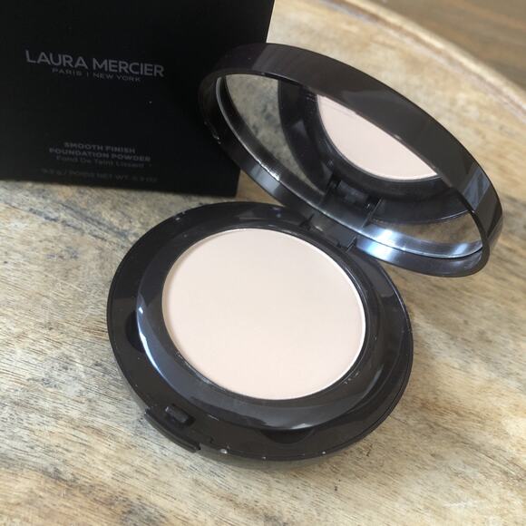 Laura Mercier Smooth Finish Foundation Powder 2C1 04 Full Size - Picture 3 of 5